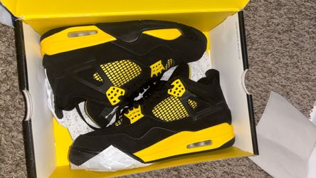 Jordan 4 Retro thunders size 9