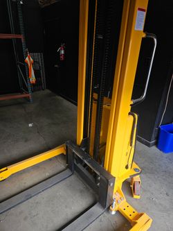 Straddle stacker electric hybrid