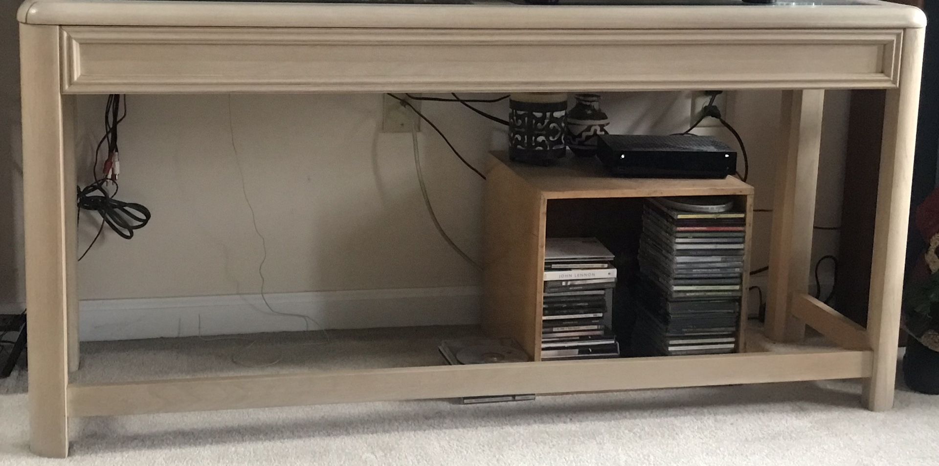TV TABLE/SET UP YOUR TV & STEREO LONG BEAUTIFUL/ OAK WOOD WHITE FINISH 4 SALE! LIKE/NEW!!!MINT CONDITIONS!!