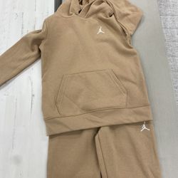 Boys 2pc Jordan brown sweatshirt and pants 7
