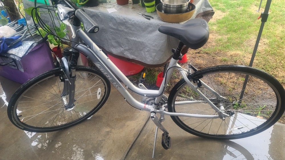 Womens Trek 7300 Hybrid Montain Bike