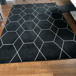 6x9 Black rug with Geometric white designs