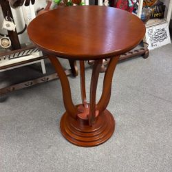Round tall Table