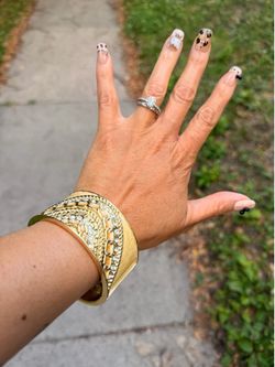 Elegant gold cup bangle