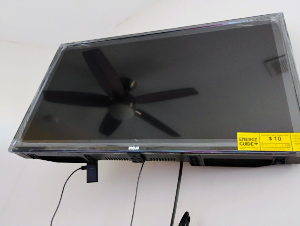 RCA Smart TV 32inch W/ Wall Mount