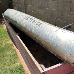 17.5 foot cannoe with seats rod holders and paddels