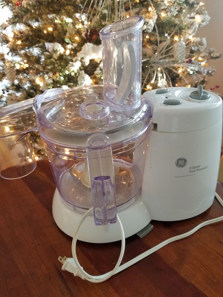 GE 4 Speed Food Processor. Very clean and in perfect working condition.