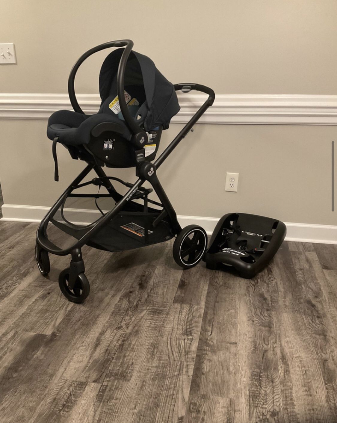 Maxi-Cosi Siena CP 5-in-1 Modular Stroller Travel System. Car seat and car seat base are included.