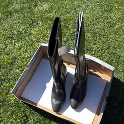 New Women’s Boots Size 6