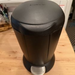 Small garbage can 