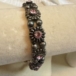 Elegant floral bracelet with pink stones