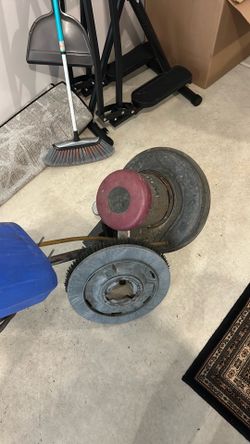 Floor scrubbing machine