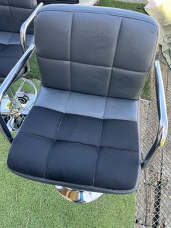 1 Bar stool (in Des Moines/Kent)
