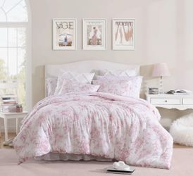 Laura Ashley like new floral comforter set with two pillow cases to match.