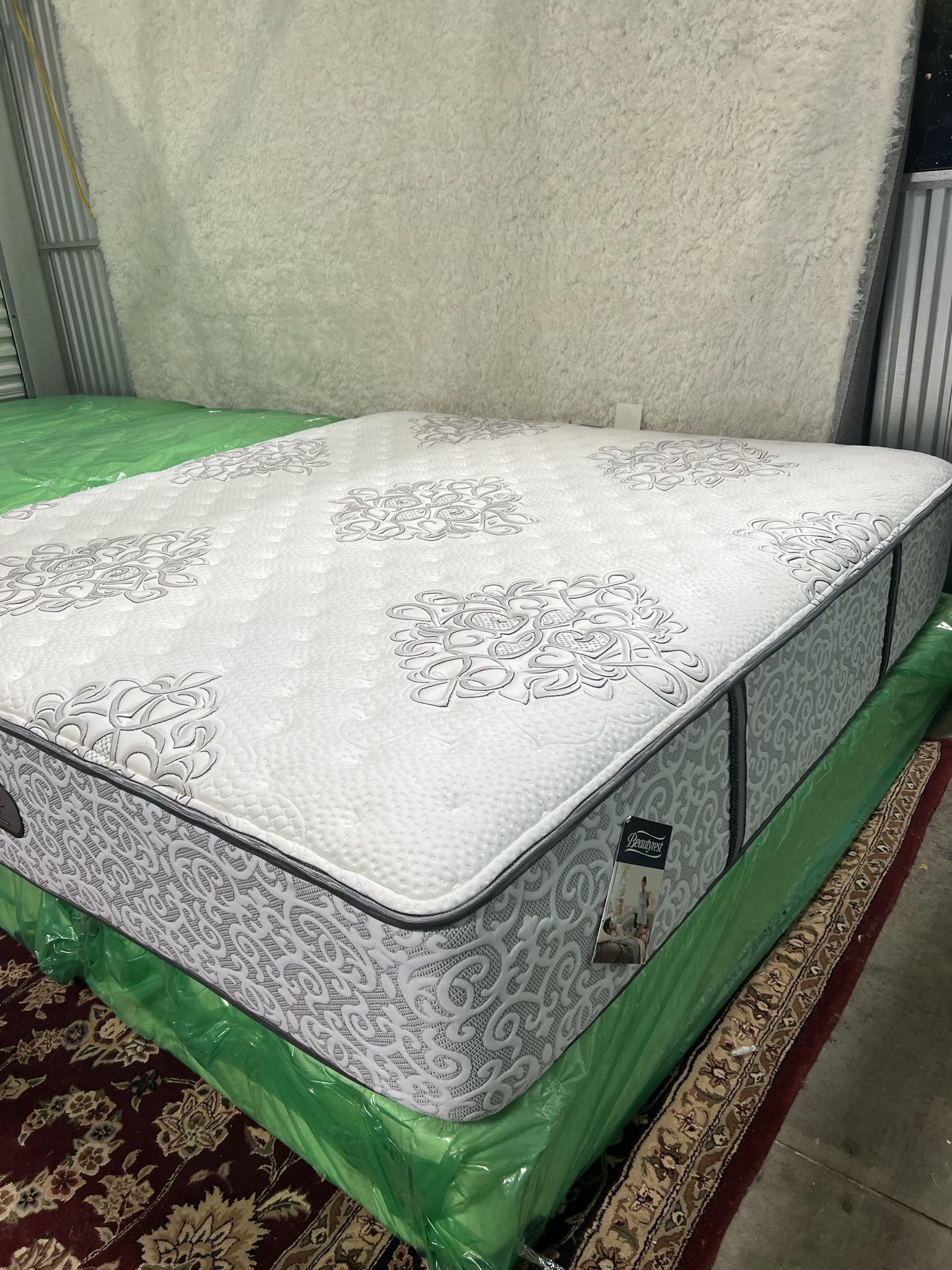 Lovely KING 🌟💜MATTRESS AND 🌟💜BOX SPRING 