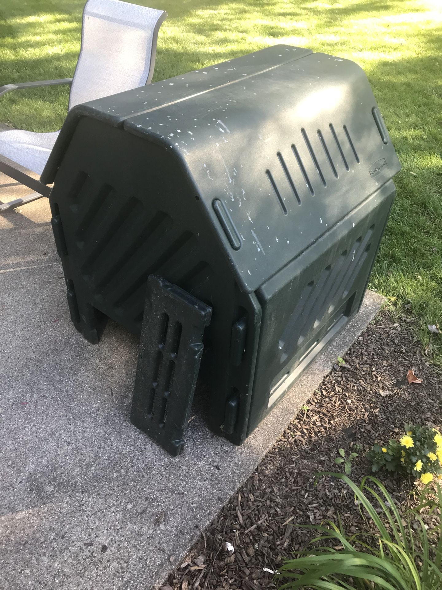 Rubbermaid compost bin