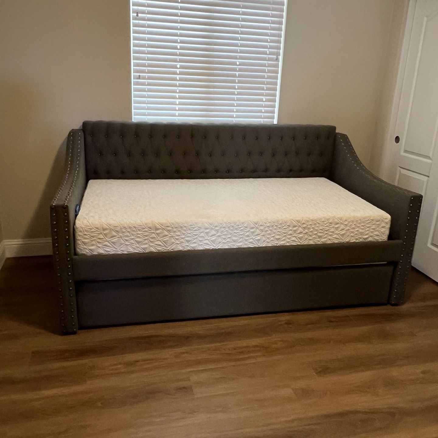 Upholstered, Daybed, Trundle New