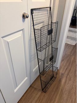 Wall book/magazine organizer