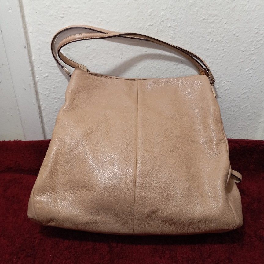 Coach Phoebe 24621 beige Leather Shoulder Bag
14"L x 5"W x 12"H
flexible leather. Gold hardware. Handle drop 8 1/2''. Magnetic snap and zipper closu