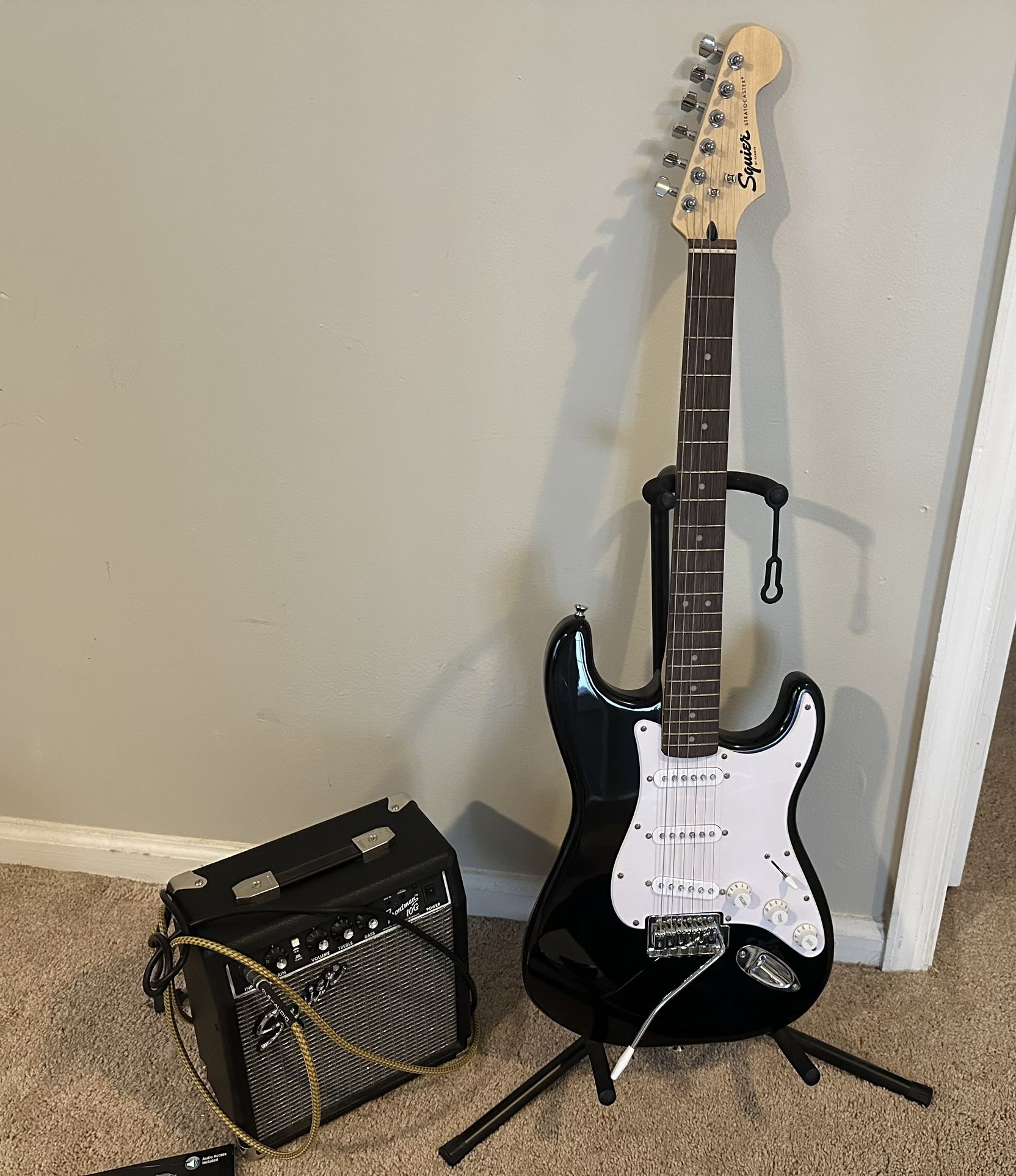 Fender Squier Stratocaster Guitar Bundle
