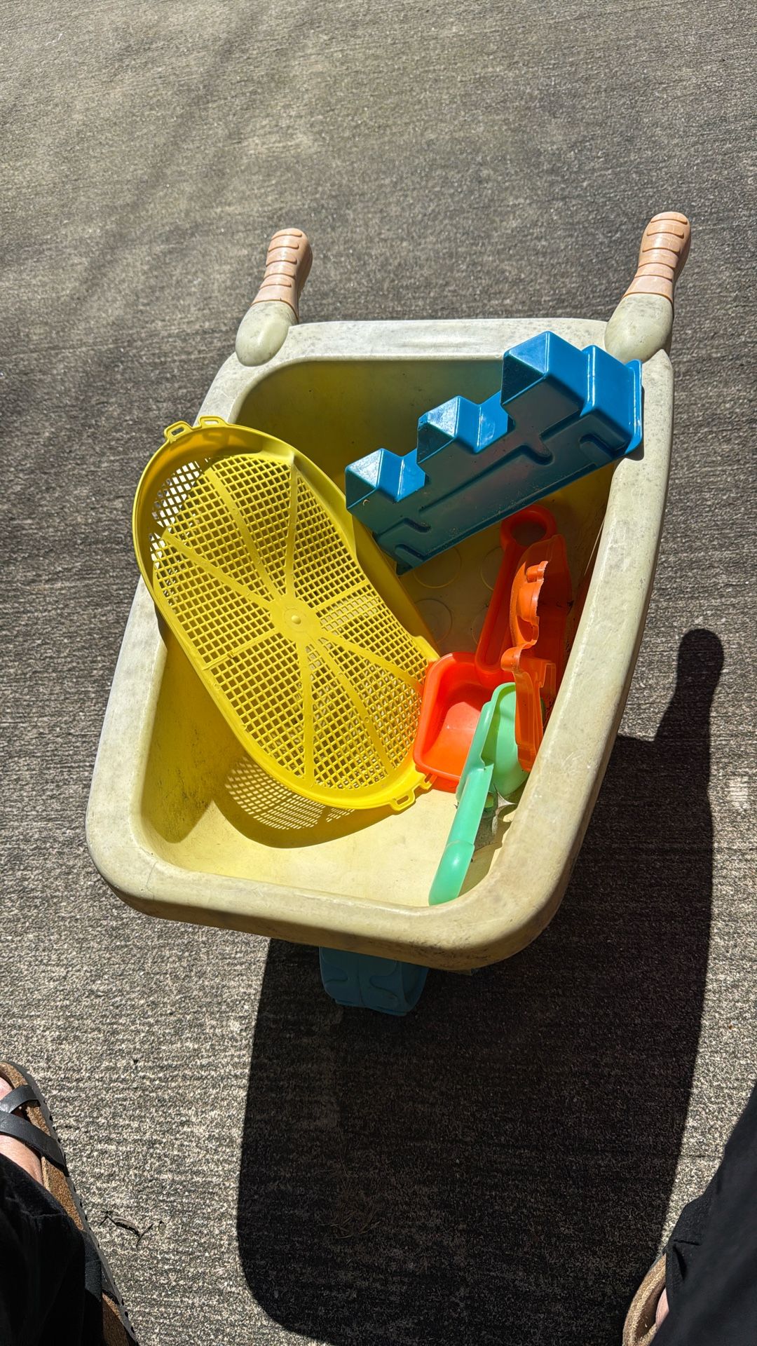 Kids Sand/water Wheelbarrow With Toys