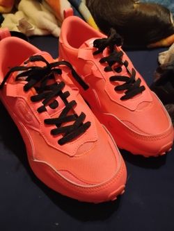 Puma size 9womans athletic shoes
