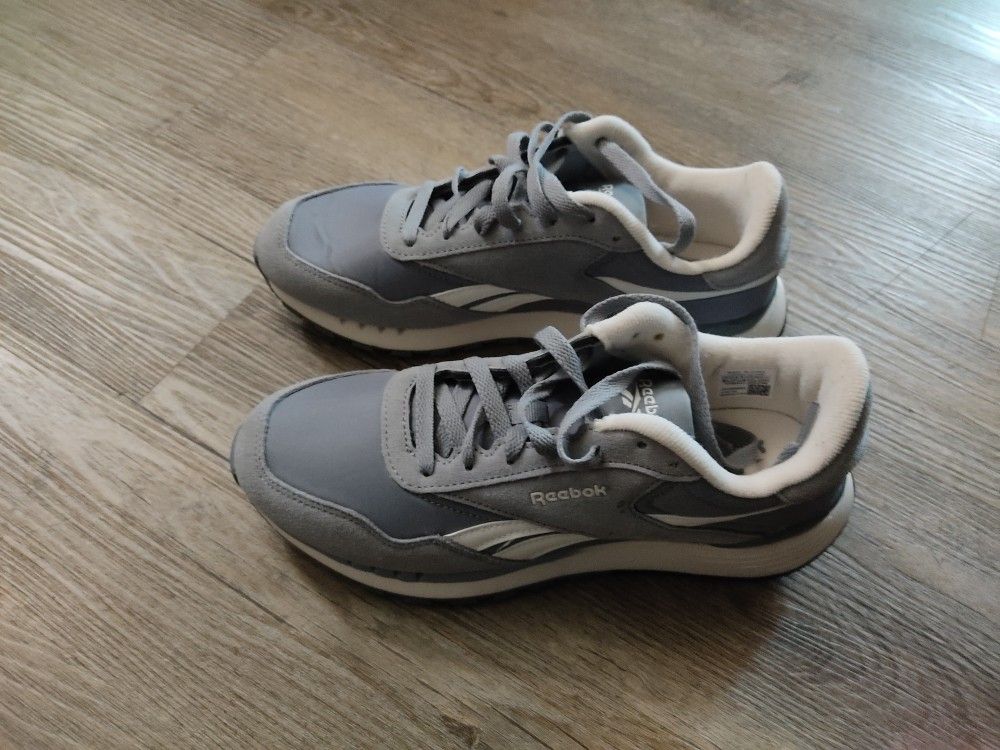 Reebok Sneakers (Size: 8.5) For Sale 