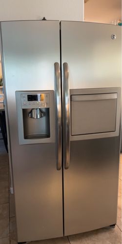 GE Side By Side Refrigerator/Freezer With Ice And Water
