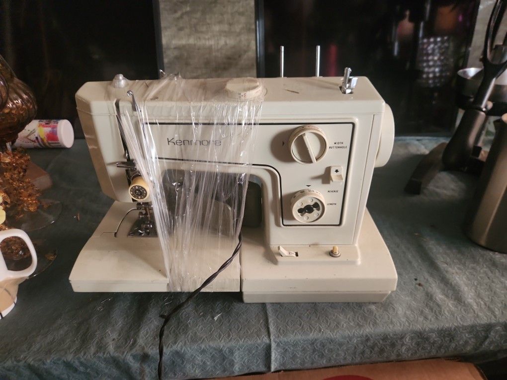 6 Sewing Machines Two 40in TV Samsung