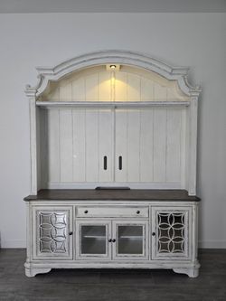 Magnolia Manor - Entertainment Center