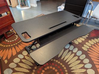 Adjustable pneumatic desk riser