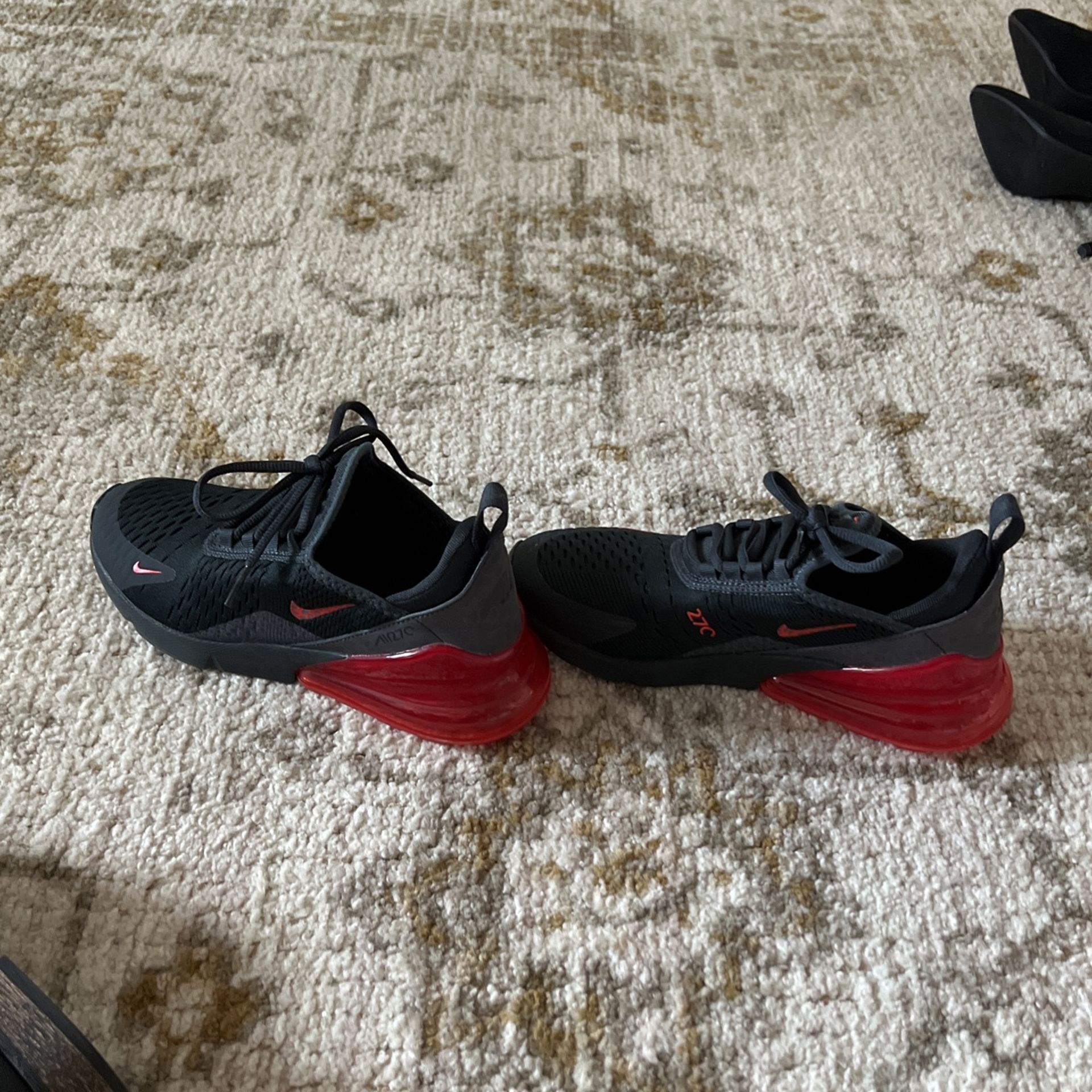 Nike Viwvx 27C Tenis Negros Con Rojo
