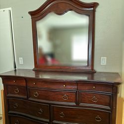 Dresser With Mirror 