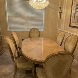 Extendable dining table with 8 chairs without damage