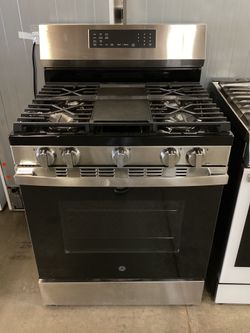 GE 30 in. 5.3 cu.ft. Convection Oven Freestanding Stove New Scratch and Dent