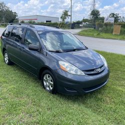 Toyota Sienna LE 2007
