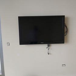 2  -SANSUMG  TVS -  50'- 32'    HD  WITH  A ROKU  SMART $400