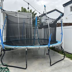 14ft Trampoline And Enclosure 