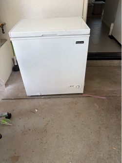 Magic Chef deep freezer - works great