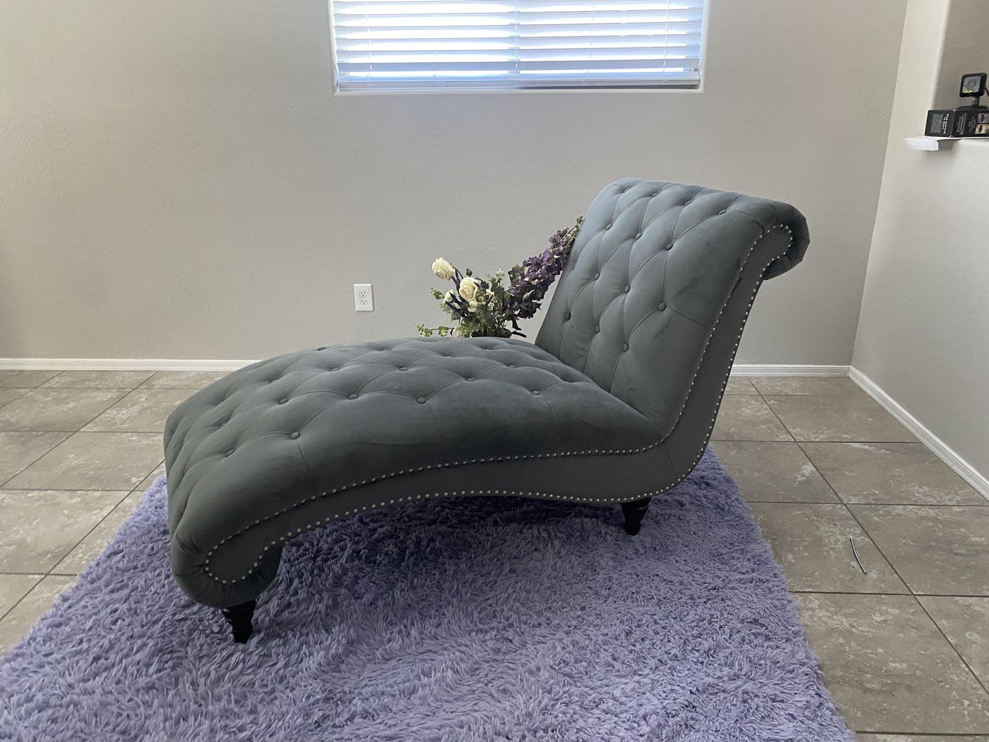 Grey Chase W/rug And Vase