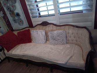 Victorian  stile antique couch