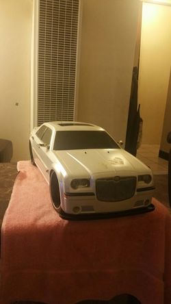 Vendo carro 300 de juguete es grande