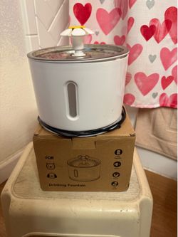 Pet water fountain + 4 new filters for cats or small dogs