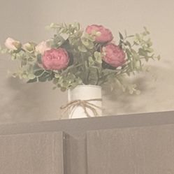 6 Faux Flowers With Vases