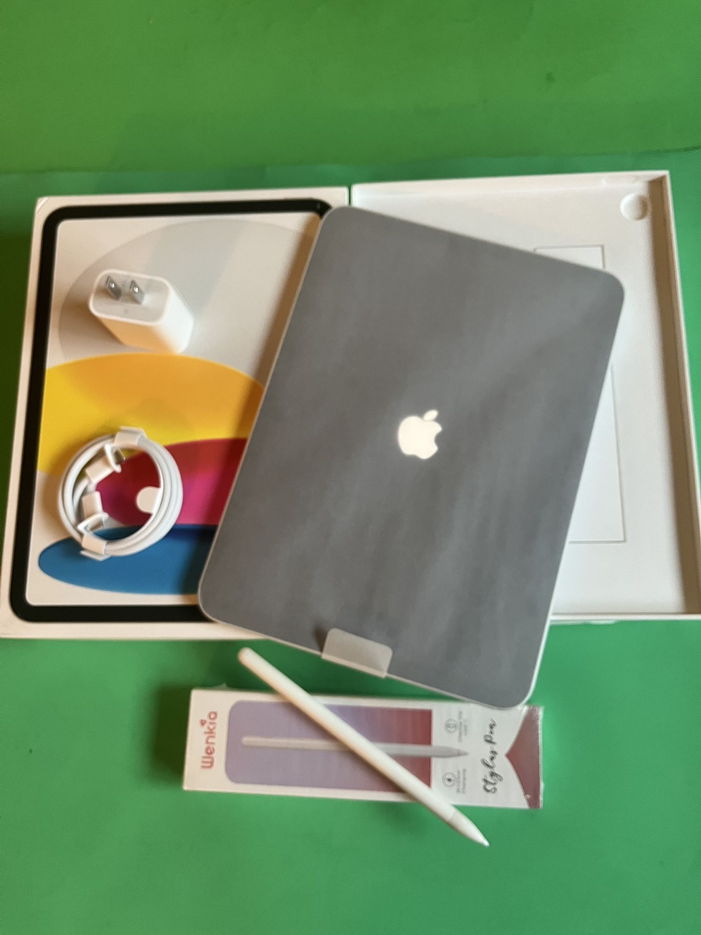 Apple iPad 10th Generation (2022 model /new Open Box ) 256gb with Pencil keyboard & Case