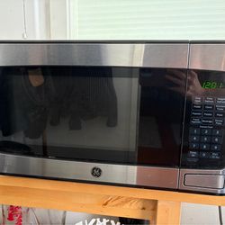 GE 1.1 Cu. Ft. Countertop Microwave Oven (Model JES1145SHSS)