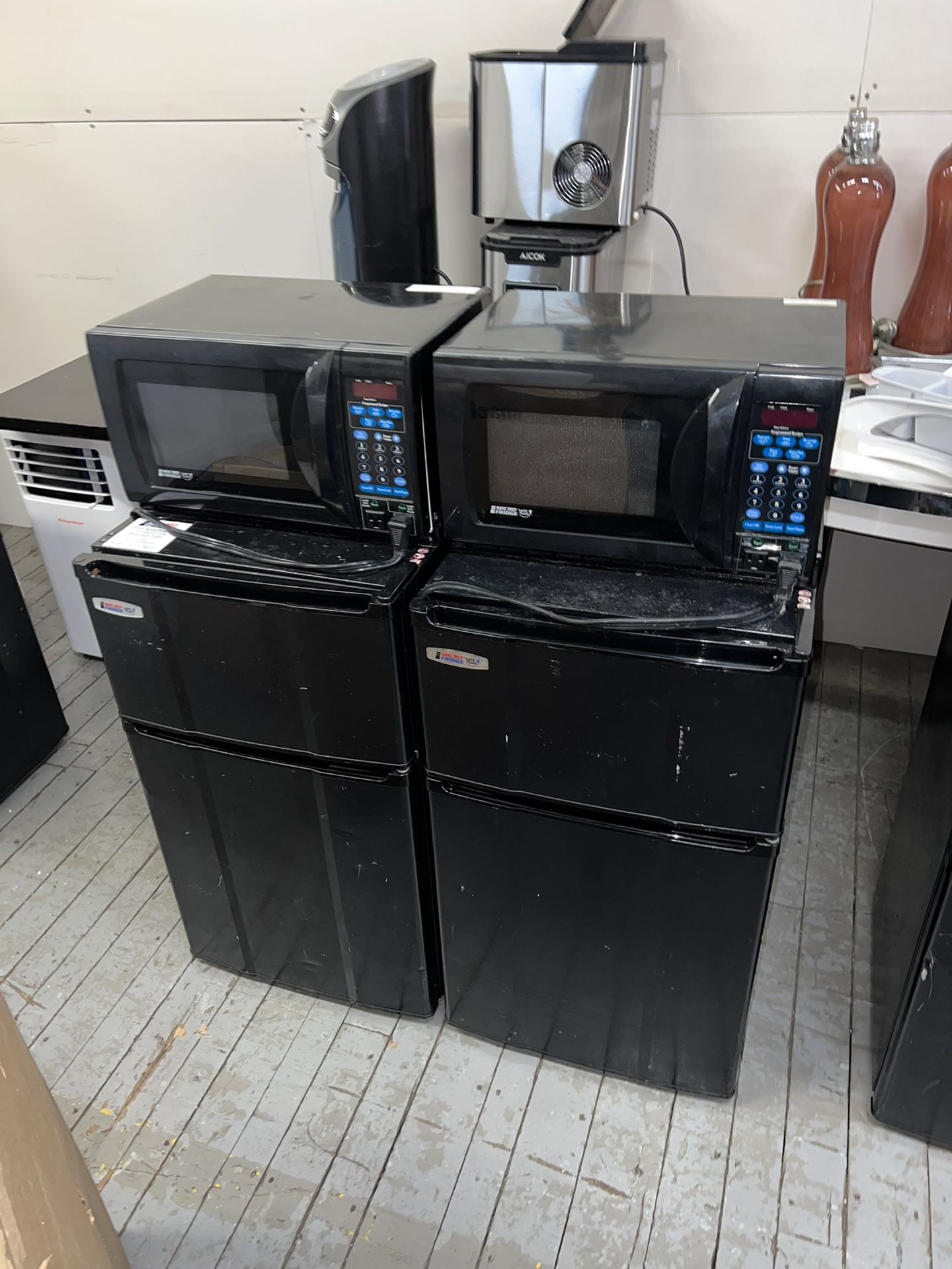 MicroFridge With SafePlug Outlet Like New