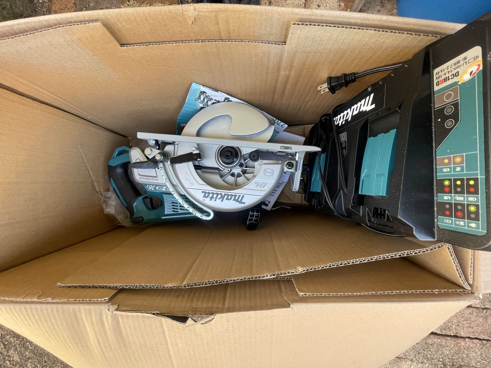 Makita Brushless Cordless Rear Handle 7 1/4” Circular Saw with Battery Charger