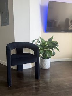 Black velvet accent chair