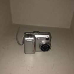 Nikon COOLPIX 775 2.1MP Digital Camera - Silver Working Includes 32mb Card